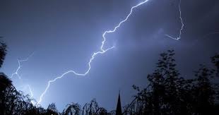Enkele buien, sommige met hagel en onweer, verder ook af en toe zon; Onweer Donder En Bliksem Brandweer