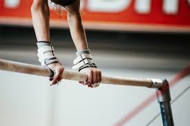 A livello femminile ci sono altri due attrezzi (trave e parallele asimmetriche), mentre i maschi ne hanno altri quattro (parallele, sbarra, anellicavallo con maniglie).e I Benefici Della Ginnastica Artistica Juvenia Ssd