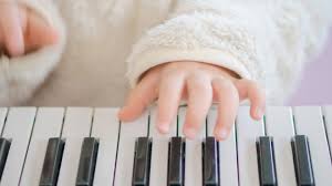 A keyboard is a big expanse for a small child, and the pattern may not be obvious. How To Teach Your Child To Play Keyboard Jelitaf