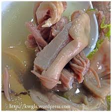 The true test of craftsmanship on this dish is preparing the pork stomach (hog maw) correctly. Chinese Peppery Hog Maw Soup ç½è¡æ¤'çªèæ±¤ Guai Shu Shu