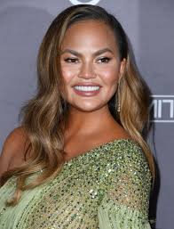 Don't mess with me, miss / 小姐姐千万别惹我 / сестра, не связывайся со мной / don't mess with me, miss / miss sister, don't mess with me. Chrissy Teigen Dresses Up As Sassy Mrs Santa Claus While John Legend Records It