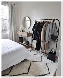 Try styling the room with minimalist dećor in mind. 15 Minimalist Bedroom Decorating Ideas For Small Spaces Minimalistbedroom Bedroomdecoratingideas Small Room Bedroom Minimalist Bedroom Design Simple Bedroom