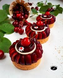 Tartelettes Cerise Amande Les Desserts De Jn Mini Tarte Gateau A La Cerise Dessert Cerise