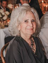 Elaine Dinsmore's Instagram, Twitter & Facebook