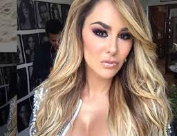 La actriz y cantante ha demostrado lo feliz que está junto a larry ramos, con quien lleva más de seis meses de relación. Ninel Conde Se Hace Radical Cambio De Look Y Luce 10 Anos Mas Joven