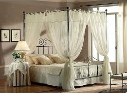 La loro struttura è molto semplice ed essenziale, dalle linee affusolate che prediligono quindi un approccio chic. Letto A Baldacchino E Giardini Verticali Tra I Trend Dell Arredamento Nel 2020