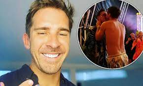 .247 публикаций — посмотрите в instagram фото и видео hugh sheridan (@hugh_sheridan). Tragic Reason Hugh Sheridan Proposed To New Boyfriend After Three Months Daily Mail Online