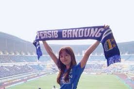 Namun disini kita sekedar media saja ya,,,, bangkit netral tak ada tim yang diutamakan untuk itulah semua kita bagikan disini. Gara Gara Sepakbola Ladies Viking Ini Bertemu Dengan Jodohnya Di Stadion