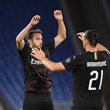 Hakan çalhanoğlu i̇talya dan açtığı i̇nstagram canlı yayın ından türkiye den ünlülerle sohbet etti. Hakan Calhanoglu Aufstieg Aus Den Ruinen Des Ac Mailand