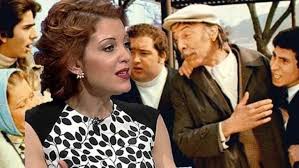 İstanbul erkek lisesi'ni bitirdikten sonra boğaziçi üniversitesi siyaset bilimi ve uluslararası i̇lişkiler bölümü'nde öğrenim gördü. Nagehan Alci Hanimin Evi