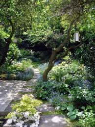 Kunst Architektur Kultur Architektur Kultur Kunst A Slope With Stone Steps With A Sweeping Stone St In 2020 Shade Garden Design Shade Garden Cottage Garden