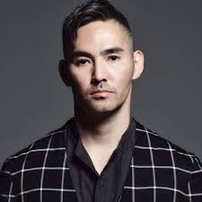 A música que apresento hoje é o "Hana", do cantor Atari Kosuke. Vamos  conhecer um pouco mais do cantor e da música? Curtam essa FANTÁSTICA música  que fez um grande sucesso, não