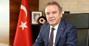 Tedavi boyunca başkan böcek ve oğlu gökhan'ın yanından ayrılmayan minta. Chp Antalya Belediye Baskan Adayi Muhittin Bocek Hayati Muhittin Bocek Kimdir Nereli Kac Yasinda Takvim