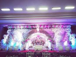 Kami toko bunga yang berada di ps bunga kayoon surabaya yang bergerak di bidang usaha florist dan dekorasi, menerima pesanan, pembuatan dan pengiriman segala produk karangan bunga dan dekorasi pengantin,kami melayani bermacam macam dekorasi seperti dekorasi jawa (gebyog),dekorasi tradisional,dekorasi modern. Dekorasi Wedding Pernikahan Modern Mewah Terbaru Dekorasi Pernikahan Dekorasi Pernikahan India Dekorasi Pernikahan Elegan