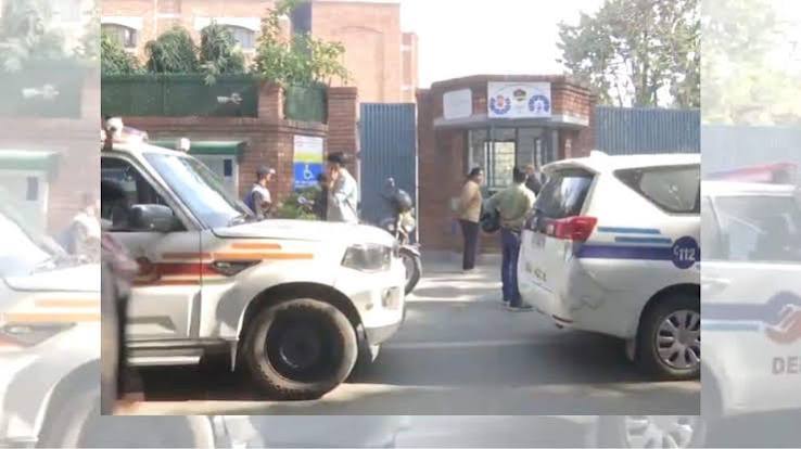 Delhi Schools : দিল্লির ৯টি স্কুলে বোমাতঙ্ক, বের করা হল ছাত্র-ছাত্রীদের; চলছে জোরদার তল্লাশি