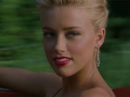 Будучи ученицей, девочка принимала активное участие в школьных спектаклях и снималась в рекламных роликах. Aktrisa Ember Herd Stala Materyu Tajno Foto Rosbalt