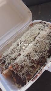 Pisang coklat merupakan makanan kecil atau cemilan yang disukai oleh banyak orang.tidak sedikit warga negara indonesia yang menyukai pisang coklat. Pisang Coklat Keju