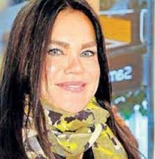 Okul hayatını noktaladıktan sonra 1993 yılında fotomodellik yapmaya başlayan ebru şallı, 1995 yılında katıldığı queen of turkey yarışmasında türkiye güzeli seçilmiştir. Ebru Salli Ya Ne Oldu