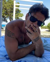 Michele morrone stands at a height of 6 feet 2 inches (1.87 m). C0hck9gfuhbfqm