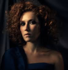 Des vidéos intimes d'elle à 14 ans diffusées, la chanteuse réagit. Lou Tavano Le Retour De La Chanteuse Jazz Avec L Album Uncertain Weather