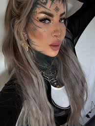 Hey 🫶🏻🙌🏻🖤 was geht ? #facetattoos #inked #whatsupppp  #blackworkers_tattoo #inked #lifestyle #alternative #instafashion #fashion  #vibe #smile #happygirl #bepositive #life #goals #lifegoals  #girlswithtattoos #hello #hi #tattoostyle #inkedforlife