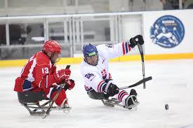 Pára stoupající od úst, hokejky v plném nasazení, akce střídá akci, vyrovnané utkání, gól může rozhodnout o vítězi. Continent Cup Sochi 2021 Slovak Para Ice Hockey Facebook