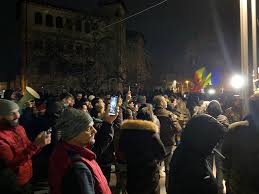 mediafax direcţia generală de jandarmi a municipiului bucureşti susţine că, în conformitate cu prevederile legale în vigoare, pe timpul stării de alertă, organizarea şi. Video Proteste In BucureÈ™ti È™i In Mai Multe OraÈ™e Din È›arÄƒ FaÈ›Äƒ De Noile RestricÈ›ii Libertate Masca Jos