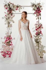 Früher konnten sich nur adelige und vermögende leute ein weißes brautkleid leisten. Hochzeit Die Schonsten Brautkleider Online Magazin Fur Frauen Ab 30 Women30plus Work Life Balance