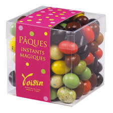 Chocolats Voisin Le Cube D Oeufs De Paques En Chocolat Multicolores Oeufs De Paques Chocolat Chocolat Paques Paques