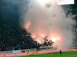 Mainz, who earned a shock win over moenchengladbach a fortnight ago, peppered the schalke goal with 19 shots on target, while the hosts managed just former arsenal defender shkodran mustafi came closest for schalke when his powerful header ricocheted of the legs of mainz goalkeeper robin. 1 Fsv Mainz 05 Gegen Fc Schalke 04 Faszination Fankurve
