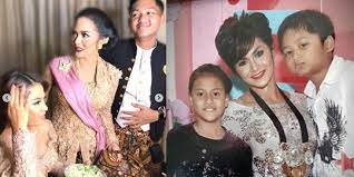 Kris dayanti (born 24 march 1975), often written mononymously as krisdayanti, is an indonesian singer and actress. Tetap Kompak Ini 6 Potret Lawas Krisdayanti Bersama Aurel Azriel Merdeka Com