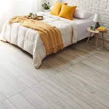 Zoclo de madera en color gris de 5.8 x 240 centímetros marca terza. Piso Laminado Ac5 12 Mm Gris Castano Biselado Caja 1 48 M2 Promart
