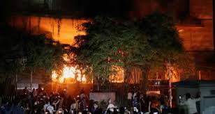 Bangladesh unrest: Protesters torch ...