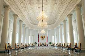 Gedung yang mulai dibangun 1796 pada masa pemerintahan gubernur jenderal pieter gerardus van overstraten dan selesai 1804 pada masa pemerintahan gubernur jenderal johannes siberg ini semula merupakan rumah peristirahatan luar kota milik pengusaha belanda, j a van braam. Keindahan Istana Bogor Mbtech