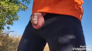 Chiuso in gabbia di castità, luomo ciclista sta pisciando allaperto