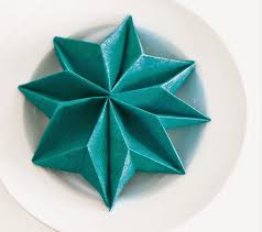 Darunter sehen sie eine vorführung von 17 beispielen, wie man papierservietten leicht falten kann. Servietten Falten Stern Faszinierende Tischdeko Selber Machen Origami Stern Falten Servietten Falten Stern Servietten Falten Weihnachten