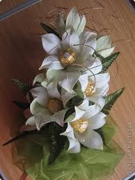 как сделать цветы из бумаги с конфетами своими руками Vot Takoj Buket Iz Belyh Lilij Vypolnen Na Zakaz Ko Dnyu Uchitelya Foto 2 Buket Iz Konfet Cvety Bumazhnye Cvety