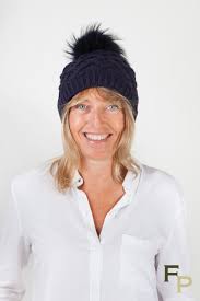 Chaud, il convient aux militaires comme aux civils et s'adapte à la majorité des tours de tête. Navy Blue Cap With Fox Fur