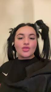 Kendra Farrar's Instagram, Twitter & Facebook