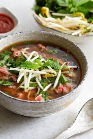 Authentisches Rindfleisch Pho Pho Bo Das Sie Mit Seinem Aroma Und Dem Geschmack Bezaubern Rezepte Pho Suppe Rindfleisch