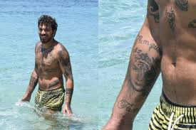 Attimi di grande commozione a l'isola dei famosi per andrea cerioli, che in occasione del suo compleanno ha ricevuto un toccante videomessaggio da parte del padre. Andrea Cerioli Tutti I Tatuaggi Del Naufrago A L Isola Dei Famosi