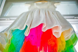 Deine hochzeit steht bevor und wir helfen dir das schönste brautkleid für dich zu finden. Hochzeit Die Grosse Regenbogen Party Getting Ready Missxoxolat S Hochzeit Hochzeitskleid Regenbogen