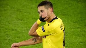 Born 22 december 1993) is a portuguese professional footballer who plays for german club borussia dortmund and the portuguese national team mainly as a left back but also as a left midfielder. Raphael Guerreiro Ainda Ultima Recuperacao E Deve Falhar Duelo Do Dortmund Com O Sevilha Borussia Dortmund Jornal Record