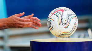 Lionel messi (argentina) disputa el balón con matías vecino (uruguay) durante un partido del grupo a de la copa américa 2021, en el estadio. Ooh46hjbcb44lm