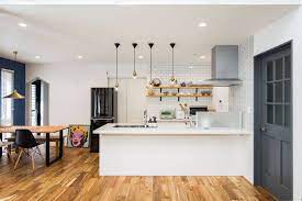 キッチン ダイニング アメリカンテイストのldk 白をベースに アカシアの無垢床 グレーの無垢の建具や黒を用いたインテリアをアクセントとして採用 照明や小物にまでこだわり バランスの良い空間になりました リビング キッチン インテリア 家具 キッチン