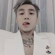 Xăm là một hình thức ghi dấu bằng mực, từ đó làm thay đổi sắc tố da, vì nhu cầu thẩm mỹ, tạo ấn tượng hoặc những mục đích khác. Nhá»¯ng Sao Nam Co Hinh XÄƒm Lá»›n Giá»¯ Ngá»±c NgÆ°á»i Vai Net Ä'Æ¡n Giáº£n NgÆ°á»i Chá»n Tranh Truyá»n Tháº§n Phong Cach Sao Viá»‡t Giáº£i Tri
