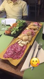 Sicuramente non è un piatto dietetico, ma è un tripudio di bontà, lo gnocco fritto è una delle. Tagliere Di Gnocco Fritto Con Salumi Foto Di Spitz Varese Tripadvisor