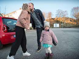 *kritisk til at milliardærer knapt betaler skatt, samtidig som han benytter seg villig av skattebetalernes krisepakker. Mimir Kristjansson Om Lengselen Etter Datteren Redd For At Hun Skulle Glemme Meg Vg