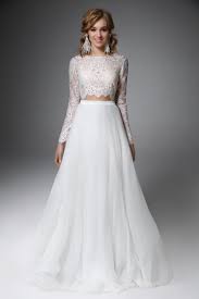 Dabei heben sich die corsage und rock meist optisch voneinander ab, wobei das oberteil figurbetont ist. Zweiteiler Brautkleid Orly Von Sadoni Lacely