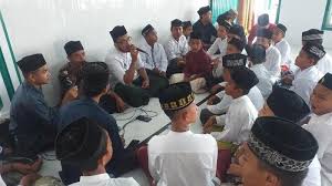 Acara rutin yang bertajuk santunan anak yatim dan dhuafa adalah acara rutin yang biasa diadakan setiap tahunnya. Puluhan Santri Zikir Maulid Di Geulanggang Baro Bireuen Juga Diisi Santunan Anak Yatim Serambi Indonesia